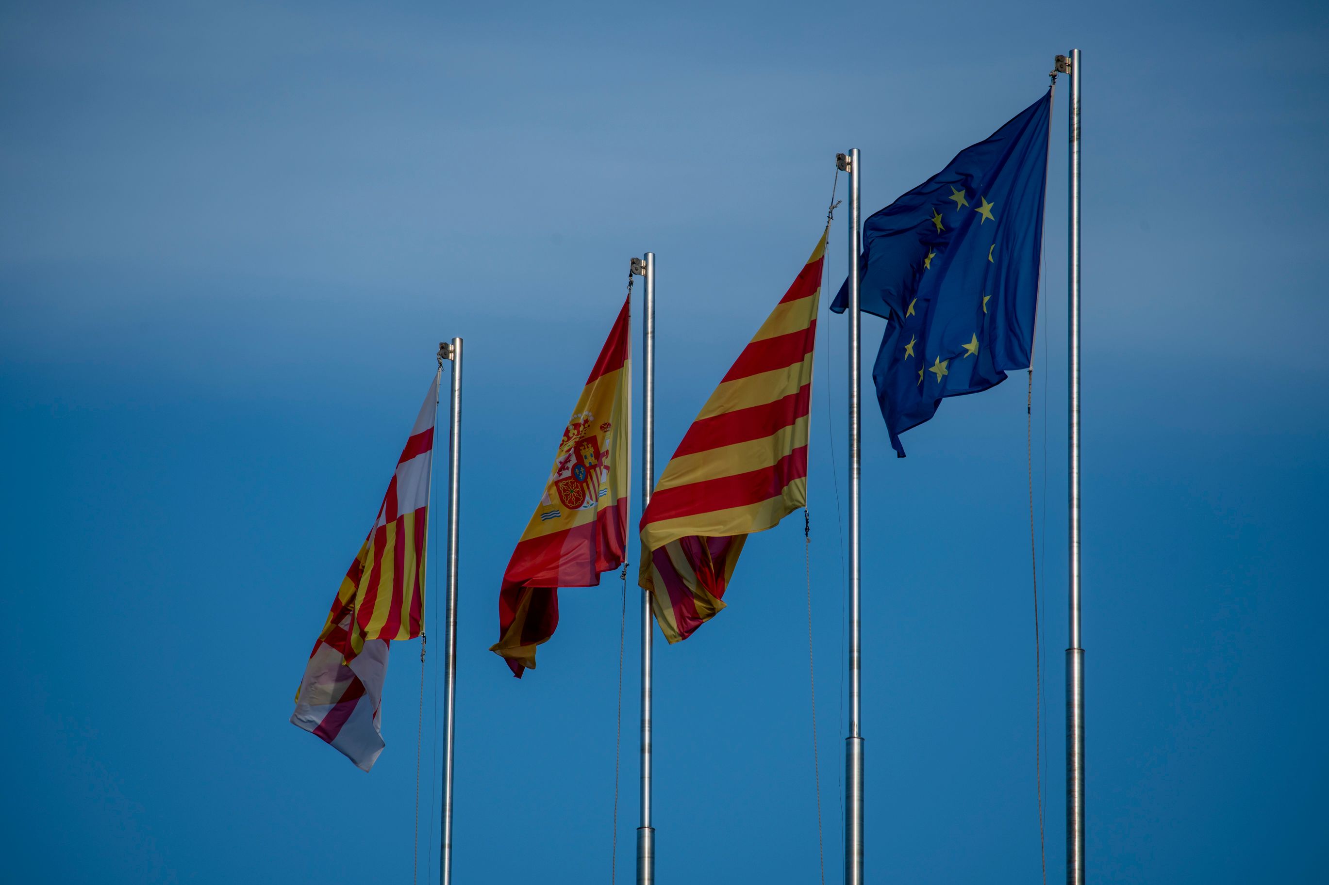 Espanha proíbe suporte exclusivo por chatbot e define regra de resposta em 3 minutos