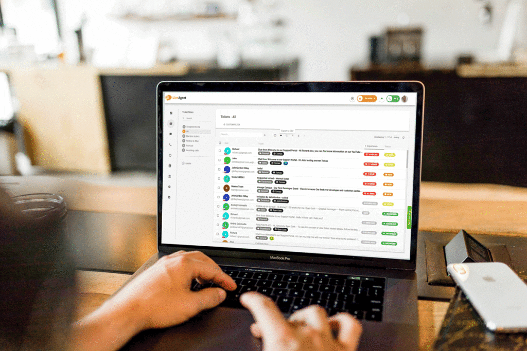 Caixa de entrada universal LiveAgent na tela do computador
