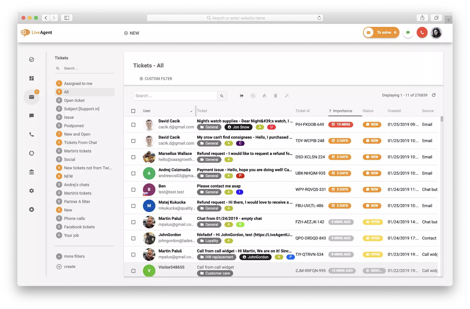 Caixa de entrada unificada do LiveAgent mostrando todos os tickets classificados e categorizados entre canais com indicadores de prioridade e status