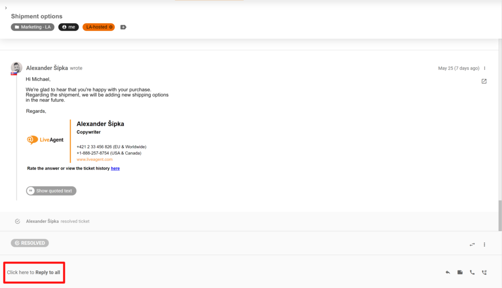 Uma imagem mostrando uma mudança na localização dos botões Responder e Responder a todos no sistema LiveAgent