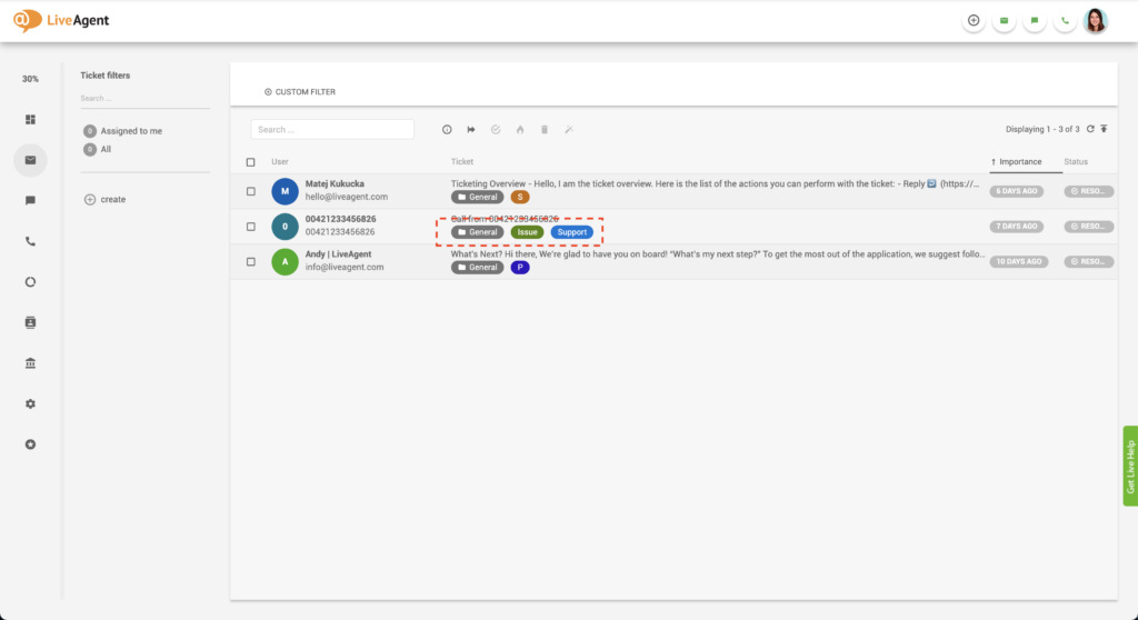 A imagem mostra diferentes tags relacionadas a um ticket de cliente na caixa de entrada universal