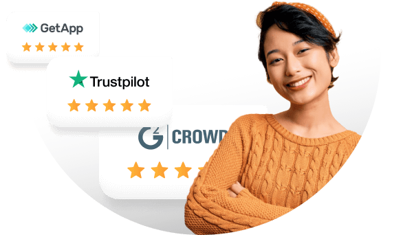 Mulher sorridente com recompensas ao seu lado.