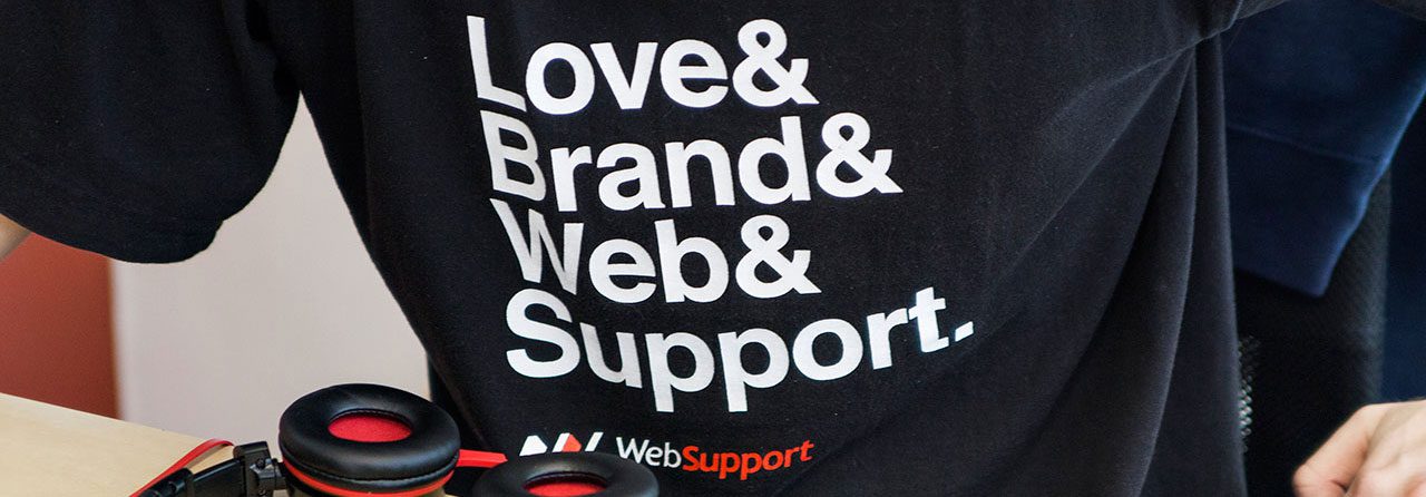 Slogan da WebSupport em uma camiseta