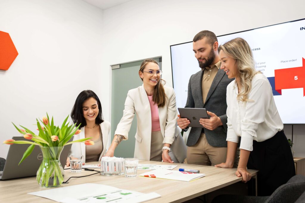Equipe de suporte ao cliente da INNPRO em reunião